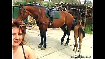 Una Mujer Madura Y Curvilínea Disfrutando De Un Encuentro Caliente En El Campo