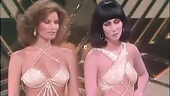 Cher En Raquel Welch In Retro Hoge Hak En Gemilfd Bruin