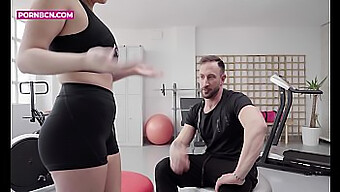 Amateur Tiener Met Een Rond Figuur Geniet Van Een Sessie Met Haar Personal Trainer In 4k