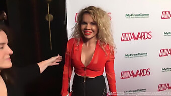 Emmy Demure Y Alexa Nova Brillan En La Alfombra Roja Avn