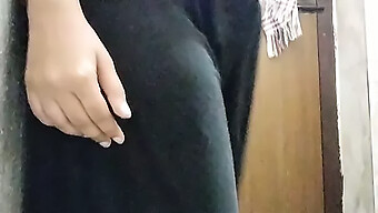 Desi Aunty'S Saree And Finger Play In Hot Indian Wife Video