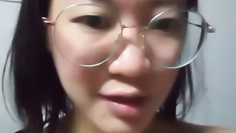 Une Fille Asiatique Aux Yeux Bruns Se Masturbe Seule À La Maison