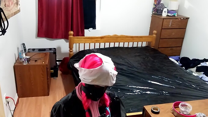 Empregada Sissy Se Entrega A Um Jogo De Bondage Solo Com Cinto De Castidade