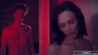 Michael Vegas E Emily Willis Se Envolvem Em Sexo Tabu Com Tema De Halloween Em Uma Cabana