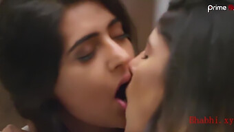 L'Actrice Desi Shiny Dixit Dans Une Scène Lesbienne Passionnée