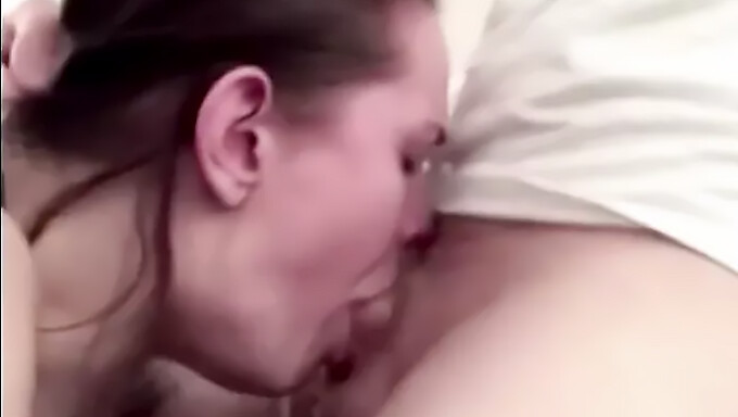 Cumshot Auf Den Hals, Während Das Mädchen Einen Deepthroat-Blowjob Bekommt