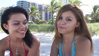 Twee Jonge Meisjes Geven Een Amateur Pijpbeurt Aan Een Grote Lul Op Het Strand In Miami