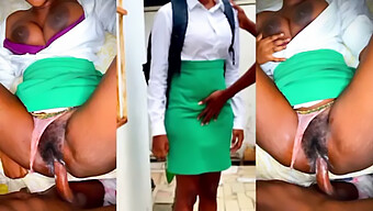 Estudiante Africana Adolescente Visita A Su Novio Durante La Clase En Uniforme