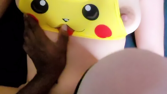 Ragazza Europea Mora Si Veste Da Personaggio Pokemon Per Una Sessione Di Sesso Intensa