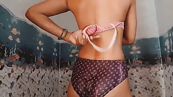 La Routine De Douche Sensuelle De La Femme Au Foyer Indienne Mamata Bhabi Avec De La Lingerie Révèle