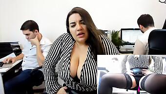 Juego De Roles Divertido Y Sorprendentemente Seductor En La Webcam Con Una Mujer Voluptuosa Y Curvilínea