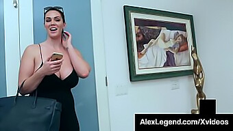 Alison Tyler, Seorang Wanita Berambut Coklat Dengan Payudara Alami Yang Besar, Ditelanjangi Oleh Legenda Yang Berpenis Besar!