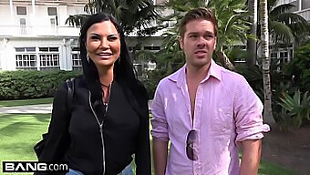 Jasmine Jae'S Vilde Strandeventyr Med En Piercet Klit Og Store Naturlige Bryster