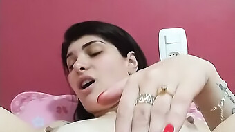 Horúca Brunetka Si Užíva Sexuálnu Hračku