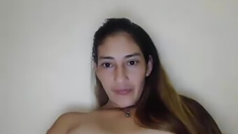 Pamelita, Uma Latina De 19 Anos, Demonstra Suas Habilidades Sexuais No Skype