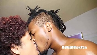 Pareja Afroamericana Adolescente Explora Su Amor En Un Video Caliente