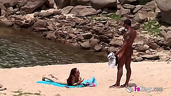 Um Homem Negro Bem Dotado Encontra Uma Mulher Nua Na Praia, Facilitando A Atividade Sexual Com Ela Devido Ao Seu Tamanho Impressionante.