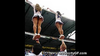 Jonge Cheerleaders Laten Hun Sexy Poses En Sportieve Vaardigheden Zien