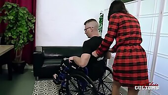 La Sorellastra Seduce Il Suo Ragazzo Disabile Per Un Viaggio Selvaggio