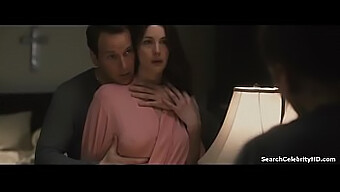 การจับมือที่เย้ายวนใจของ Liv Tyler ใน The Ledge