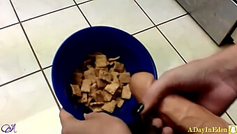 Un Vistazo Al Juego En Solitario De Una Adolescente Amateur Con Cereales Y Un Consolador