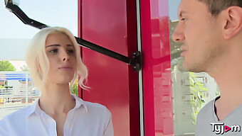 La Blonde Serrée Mandy Slim Se Fait Baiser Le Cul Et Éjacule Dans La Bouche