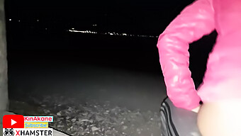 Mlada Ženska Mi Med Počitnicami Na Plaži Ponudi Oralni Seks, Kar Vodi Do Spolnih Aktivnosti. Ukvarjamo Se S Seksom Na Prostem Na Javnem Mestu Z Najstniškim Neznancem