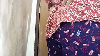 Fingering And Oral Sex With A Mature Indian Housewife In The Bathroom