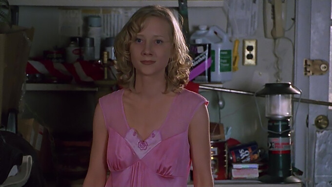 Anne Heche In Een Hete "Donnie Brasco" -Scène Waarin Ze Haar Natuurlijke Bezittingen Laat Zien