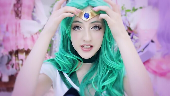 Sailor Neptune Cosplay Beckii Cruel이 남자들을 상대합니다