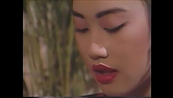 Frumusețea Asiatică Vintage Mimi Miyagi Într-O Scenă Porno Clasică