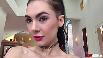 Marley Brinx, Una Adolescente Morena, Practicando Para Su Escena Anal Con Masturbación