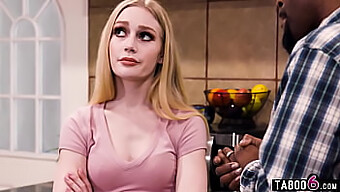 Remaja (16+) Blonde Emma Starletto Mendapat Jilatan Dan Diliwat Oleh Bapa Tiri