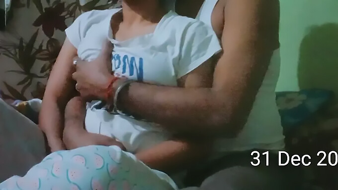 Milf Amatoare Indiană Asiatică Cu Sâni Mari Și Corp Natural Este Futută Tare