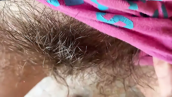 Joven De 18 Años Con Gran Clítoris Y Coño Peludo Tiene Orgasmos