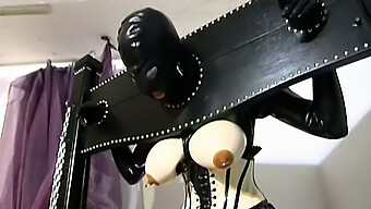 Amants En Latex S'Engagent Dans Une Session Bdsm Intense