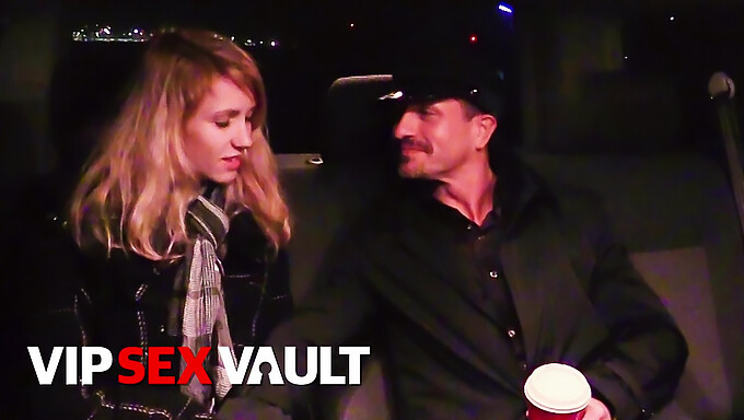 La Rencontre Passionnée De La Banquette Arrière D'Une Superbe Adolescente Blonde Dans Un Taxi