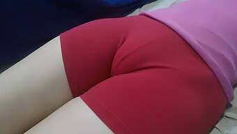 Cipap Asia Ketat Remaja Dalam Legging Pendek Dan Spandex Mendapat Urutan