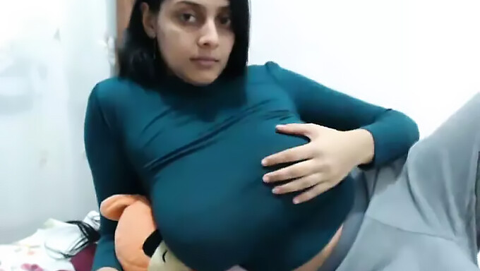 Voluptuous Indian Webcam Performer Indulges In Solo Play On Camera