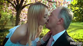 Mladá Blondýnka Se Věnuje Sexuální Aktivitě Se Starším Mužem, Sténá, Když Proniká Do Její Vagíny A Ejakuluje Jí Do Úst.