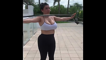 Latina Milf, Jolla On Isot Ja Isot Rinnat, Treenaa