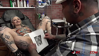 Une Beauté Tatouée Apprécie Le Plaisir Oral Après Avoir Reçu Un Nouveau Tatouage