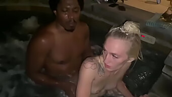 Diversión Interracial Con Una Rubia Bomba Ardiente