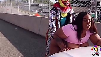 Gibby Le Clown A Des Relations Sexuelles En Public Avec Une Femme Noire Aux Courbes Généreuses Sur Une Autoroute Populaire D'Atlanta