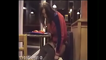 Chica Orina En El Suelo En Un Restaurante De Servicio Rápido